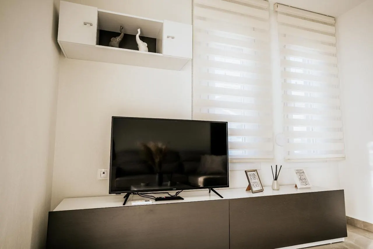 Emerald Luxury Apartments نيكيتي 0*,