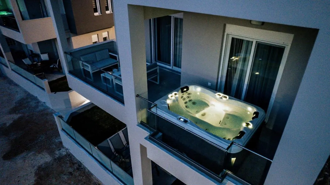 Emerald Luxury Apartments نيكيتي 0*,